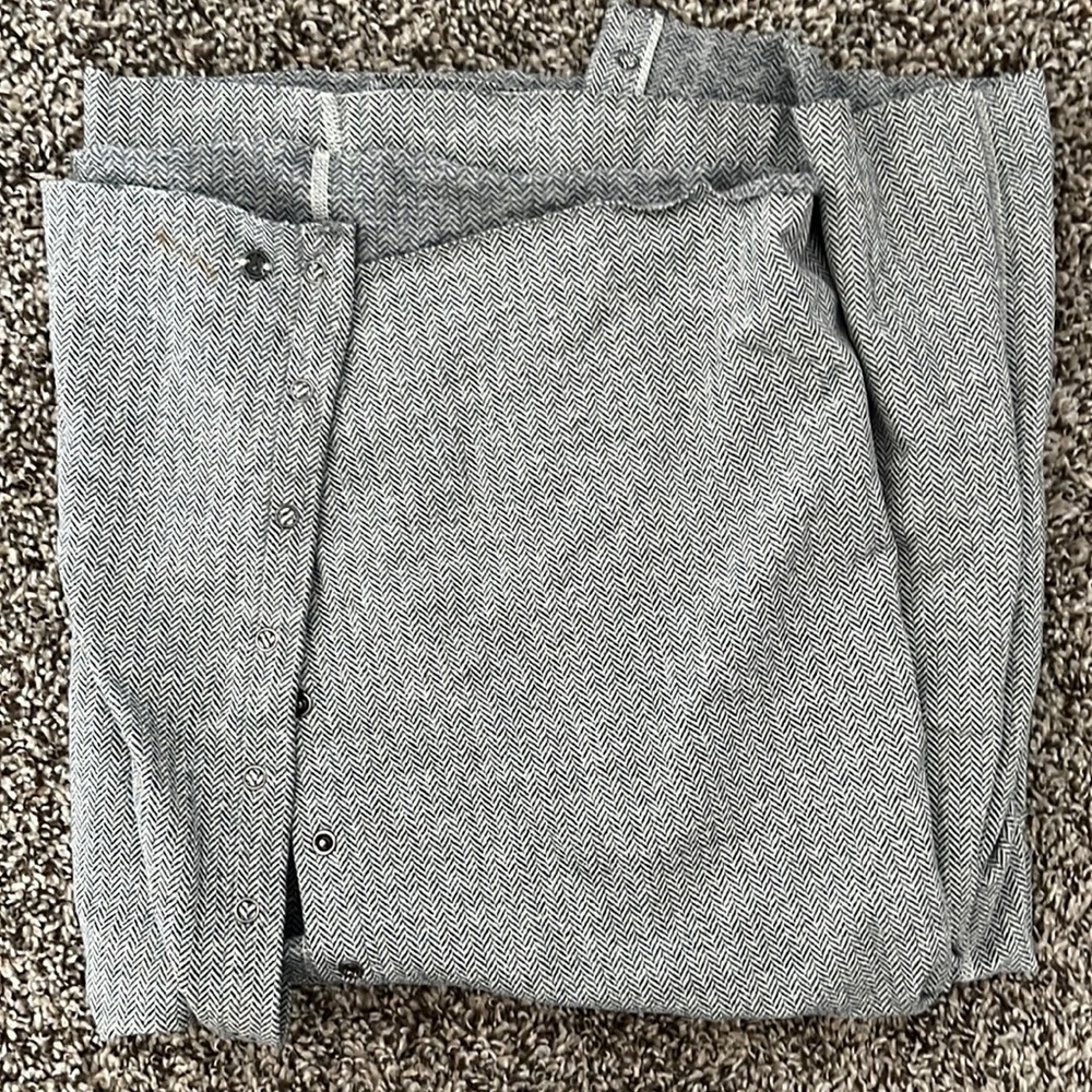 Lululemon Athletica customizable snap scarf gray and white herringbone design